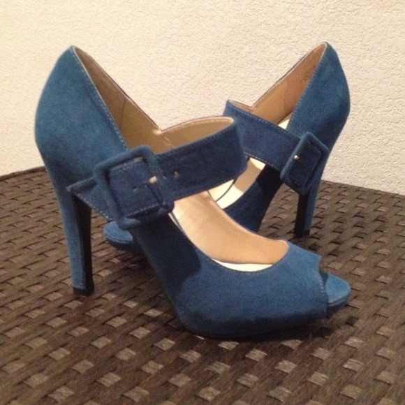 ✨Brand New✨Never Worn✨ Nine West teal pumps