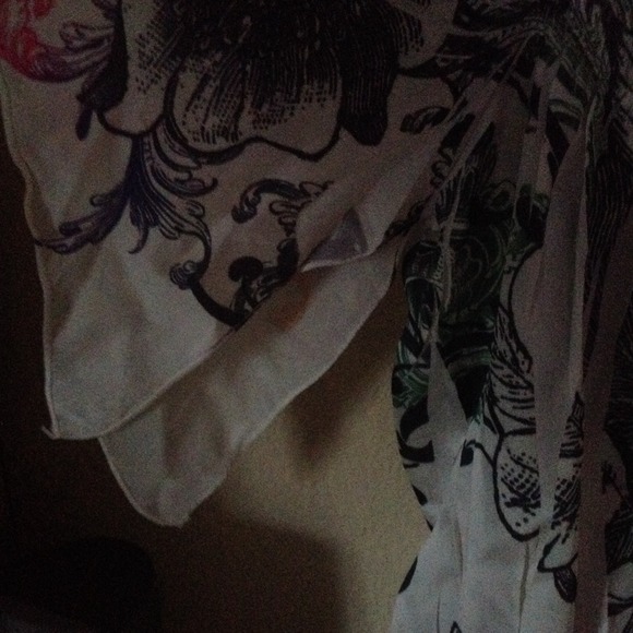 White flower top - Picture 2 of 3