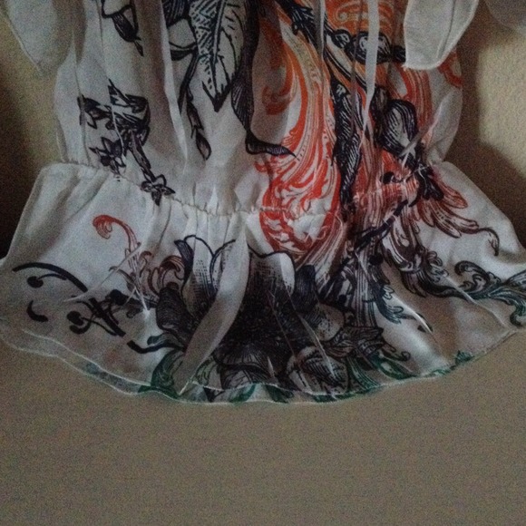 White flower top - Picture 3 of 3