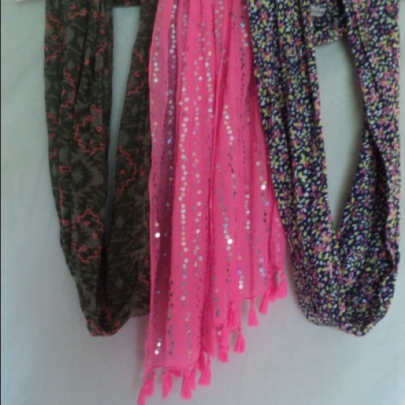 🎉SOLD🎉Abercrombie Scarfs