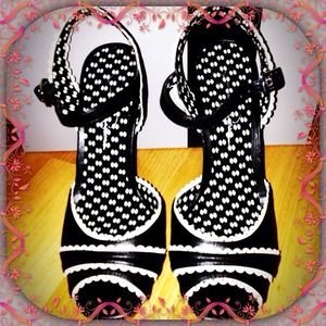 Soooooo cute but too small for me. Price not firm.