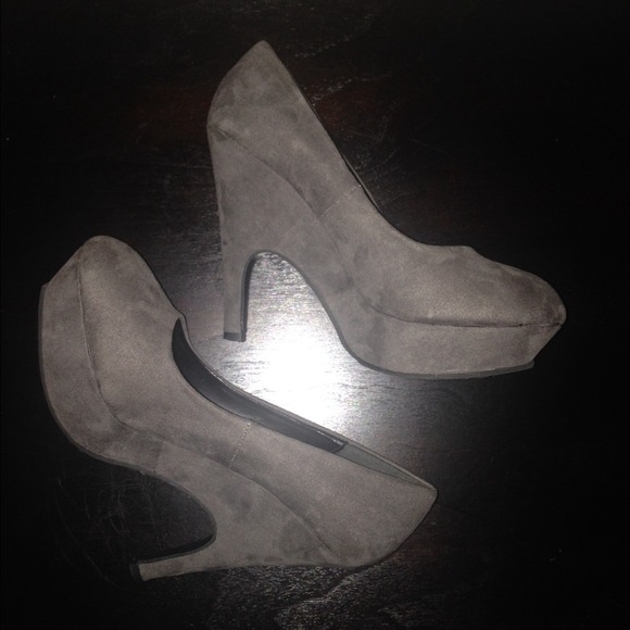 grey shoes