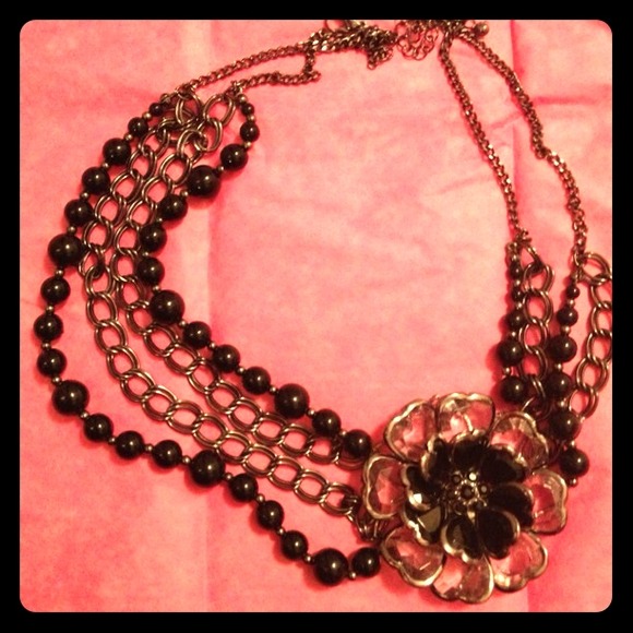Beautiful flower statement necklace🌟