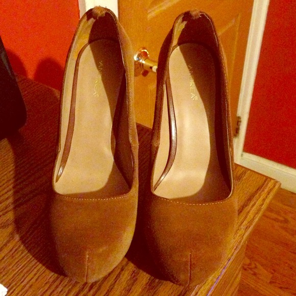Suede carmel pumps