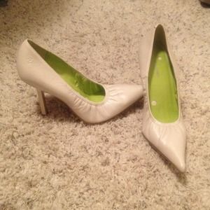 Beautiful cream colored pointy heels!!