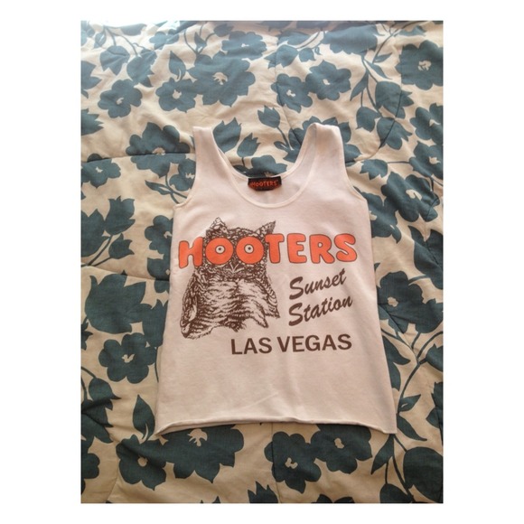 Las Vegas Hooters waitress tank 💋