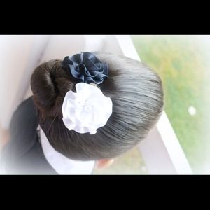 Pompon flower with clip