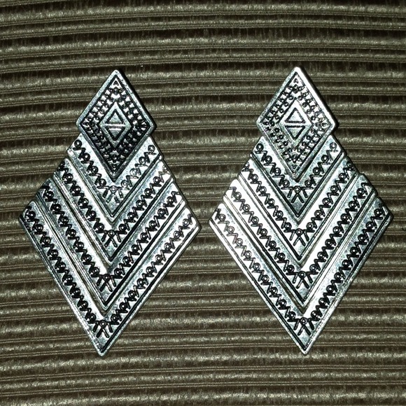 ⛔️SOLD⛔️ - Aztec inspired Earrings - Picture 4 of 4