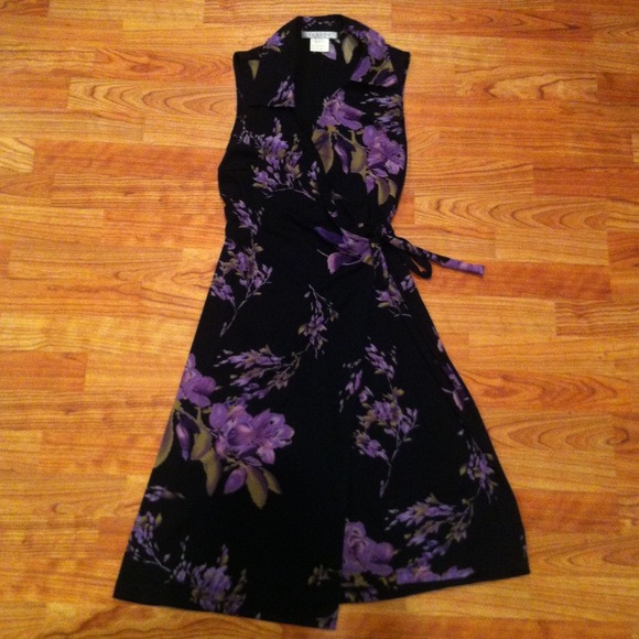 💲⬇Black w/ purple flowers wrap dress