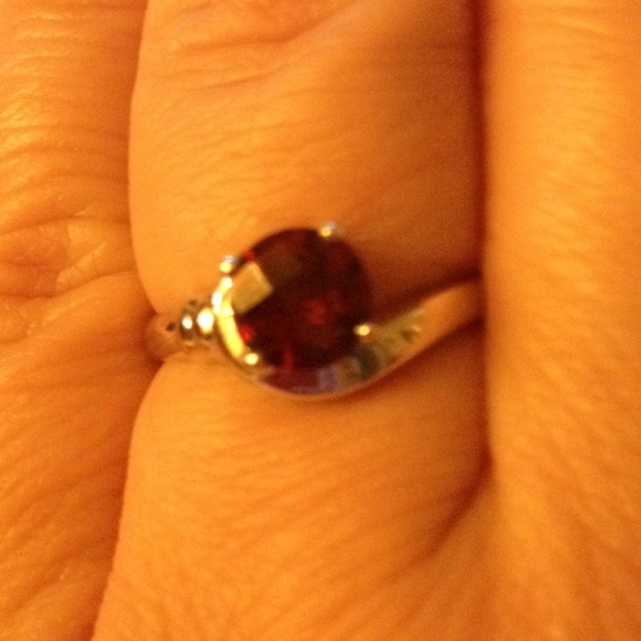 NWT Sterling Silver Garnet. Beautiful Sz 8