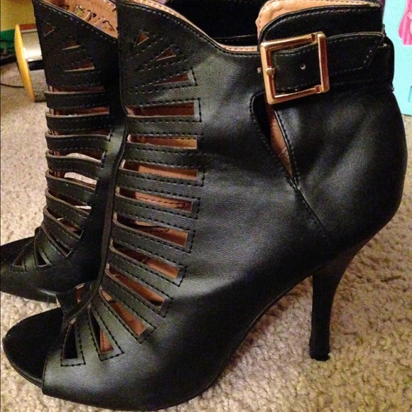 ⛔️rEdUcEd⛔️Wet Seal gladiator heels.