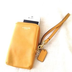 🔱Authentic Coach Legacy Leather Phone Wristlet 🔱