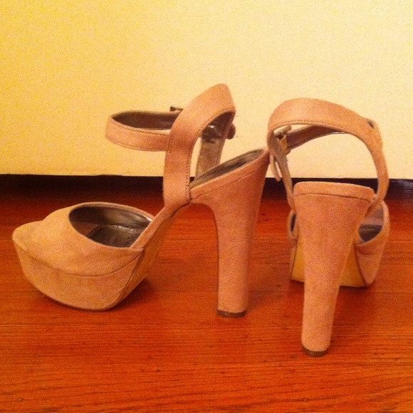 Beige suede heels - Picture 2 of 2