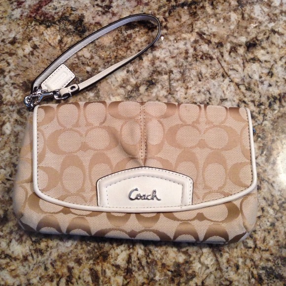 Coach wristlet medium size