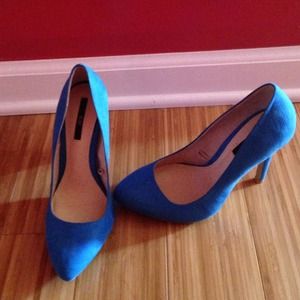 🚨🚨BRAND NEW F21 blue suede heels SZ 5.5