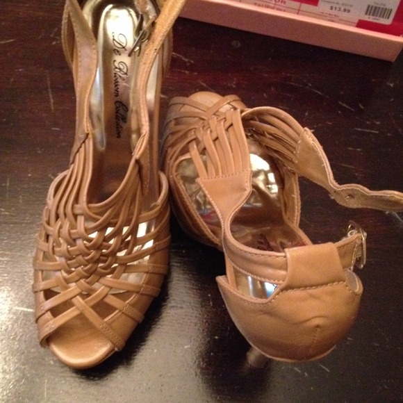 ***traded in bundle*** Beige sandal