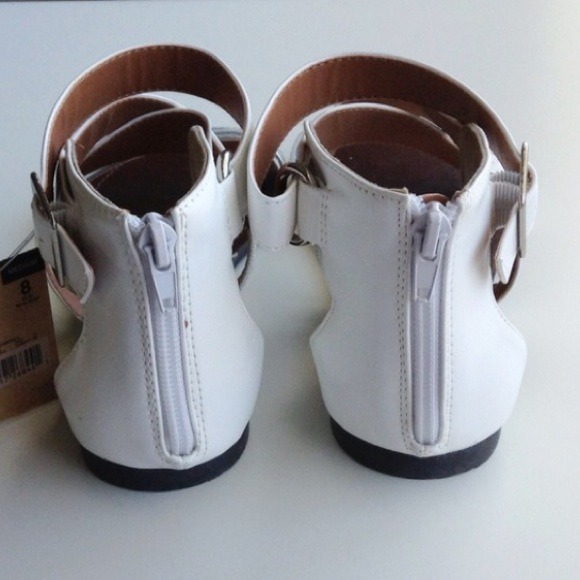 ❌SOLD IN BUNDLE❌White & Silver Gladiator Sandals - Picture 2 of 4