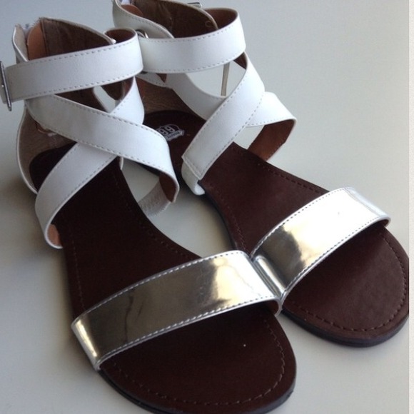 ❌SOLD IN BUNDLE❌White & Silver Gladiator Sandals - Picture 3 of 4
