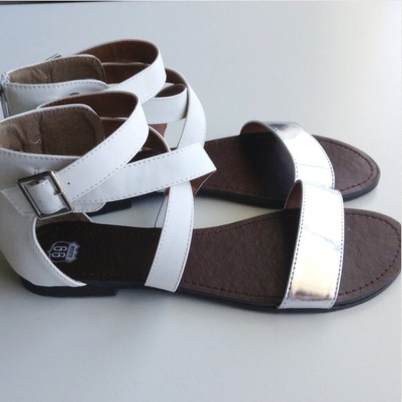 ❌SOLD IN BUNDLE❌White & Silver Gladiator Sandals - Picture 4 of 4