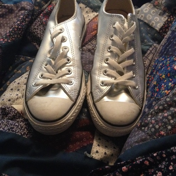 🚫SOLD IN BUNDLE🚫 Metallic silver converse