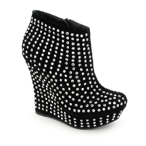 ❌SOLD❌🎉HOST PICK🎉SEXY STUDDED BOOTIES
