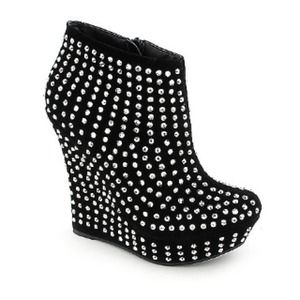 ❌SOLD❌🎉HOST PICK🎉SEXY STUDDED BOOTIES