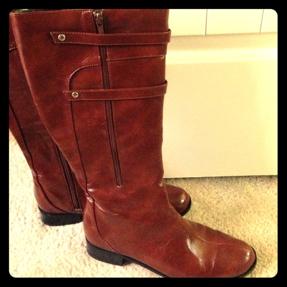 Gorgeous brown boots- perfect for fall!