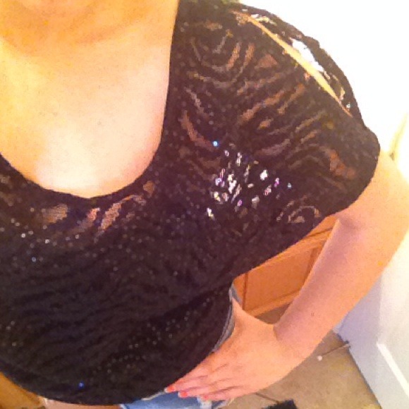 Black cut out arm top - Picture 2 of 3