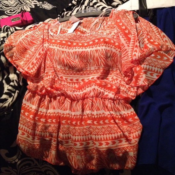 🚫sold🚫Tribal cold shoulder top