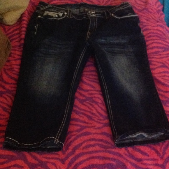 Ariya jean capRi - Picture 2 of 2