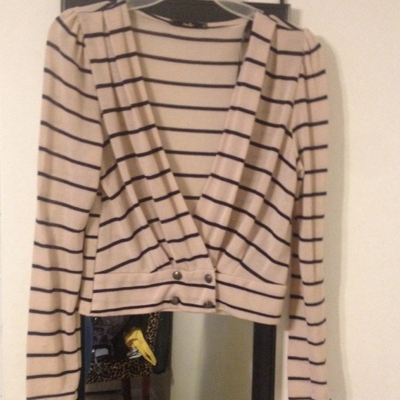 Striped cropped sweater.