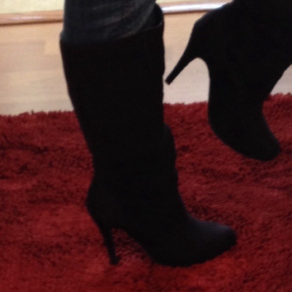 BUNDLED. SOLD✋Super sexy knee high boots. Faux su