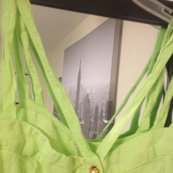 Crop top. - Picture 3 of 4