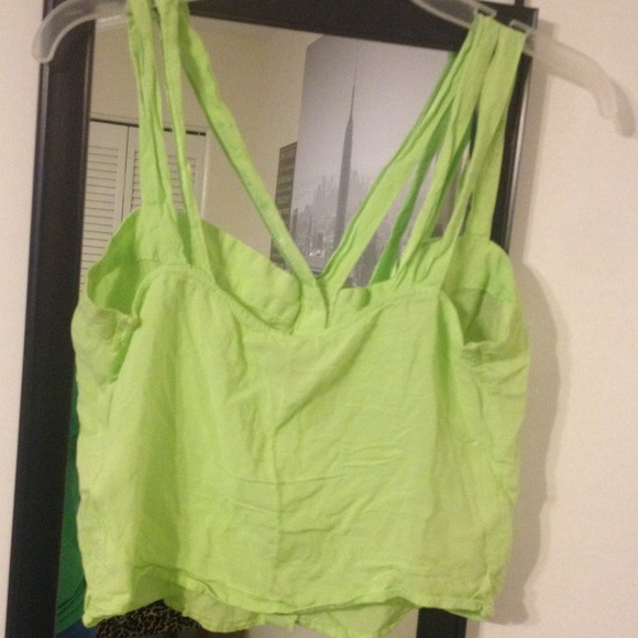 Crop top. - Picture 4 of 4