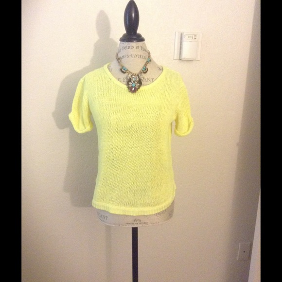 👍gifted👍Neon yellow basic knit top