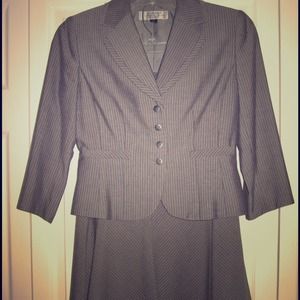 📦SOLD📦 Ladies' Tahari skirt suit