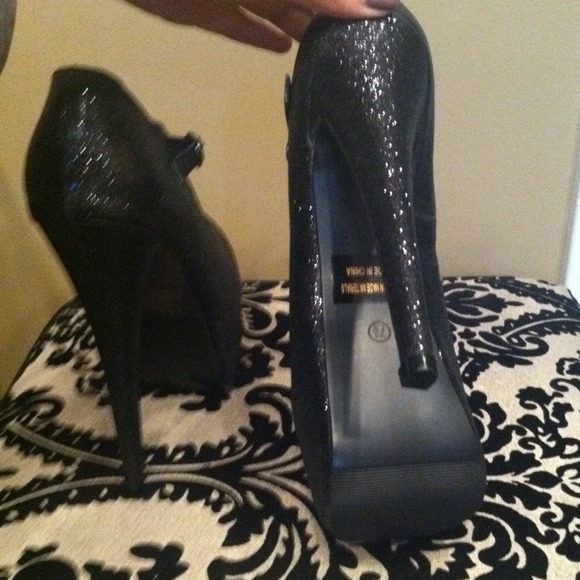 Sparkly black pumps with strap ;) - Picture 2 of 3