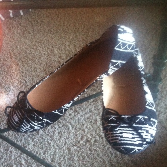 Tribal print black and white flats
