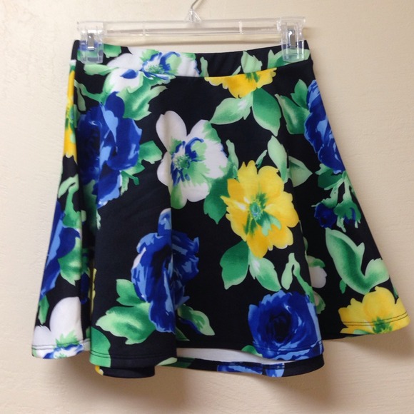 💥Traded💥 Beautiful floral circle skirt - Picture 1 of 4