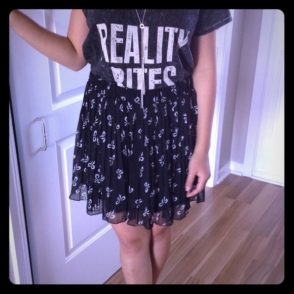 Pleated bow print skirt.