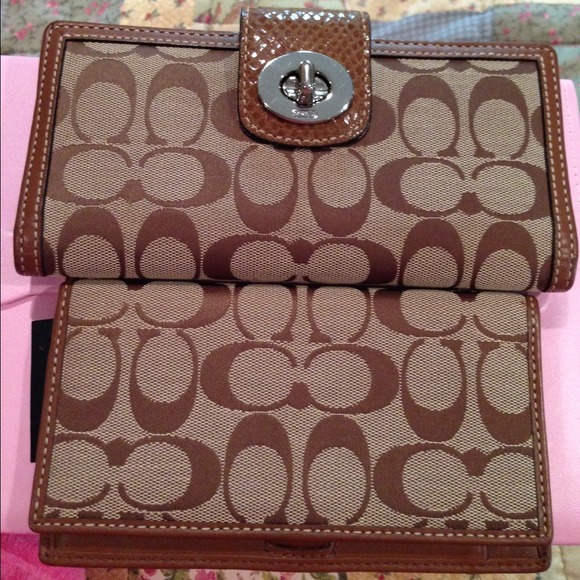 💯% AUTHENTIC COACH WALLET WITH CHECK BOOK