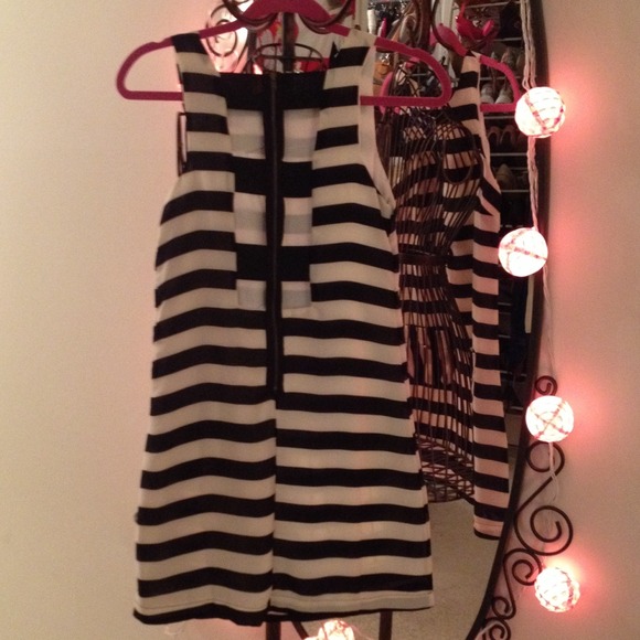 ❗️❗️SOLD❗️❗️Striped dress with caged back - Picture 2 of 4