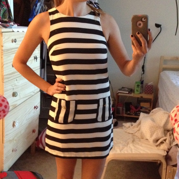 ❗️❗️SOLD❗️❗️Striped dress with caged back - Picture 4 of 4