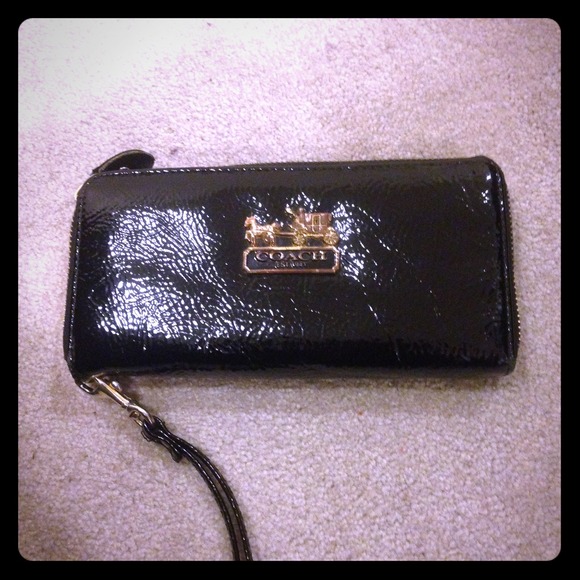 ❌Sold ❌Coach patent leather wristlet. Black.