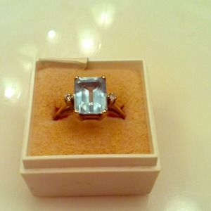 1.5 ct approx wt blue topaz in 10k gold