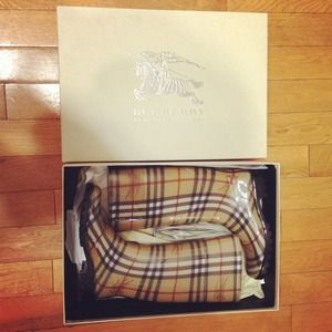 Burberry rainboots size 6