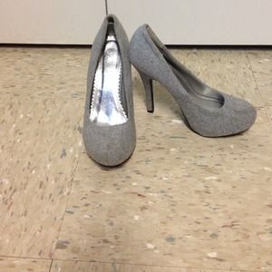 Gray pumps