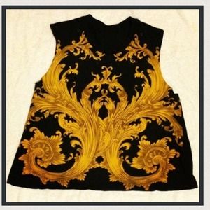 💳 SOLD Baroque Tee, a closet fave!
