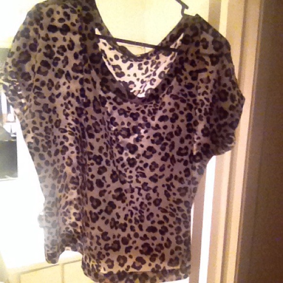 🚫SOLD🚫Leopard top - Picture 2 of 4