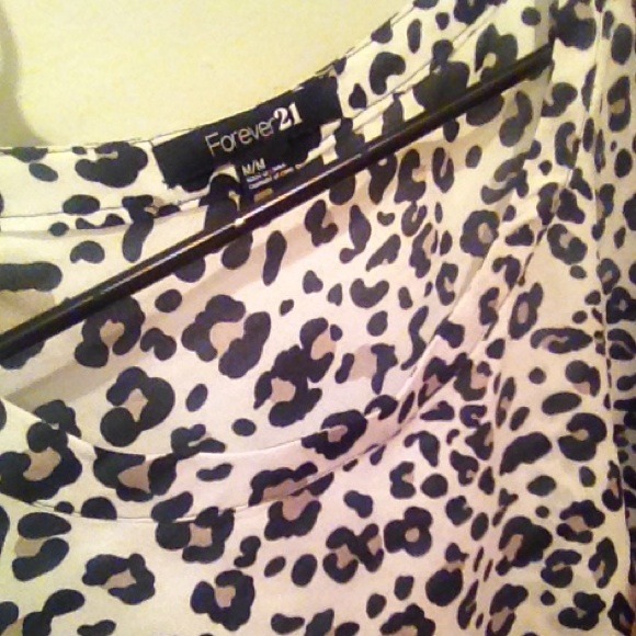 🚫SOLD🚫Leopard top - Picture 3 of 4